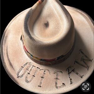 “Outlaw” Distressed Rancher Hat  22.8 “ L/ XL
CM 4.33”.  100% Polyester